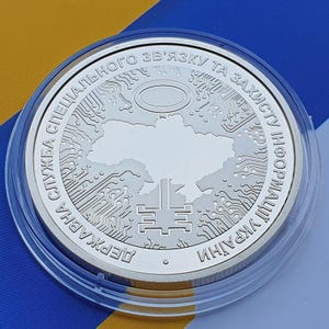 Moneta di sicurezza informatica Ucraina 2022 Codice binario Circuito stampato Arte