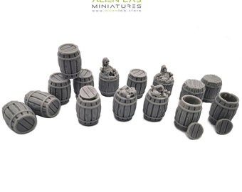 Könnte beinhalten: Eine Sammlung von 14 Miniatur-Fässern aus grauem Holz, einige mit Deckeln, einige mit Schädeln und Knochen darin. Alien Lab Miniatures www.alienlab.store