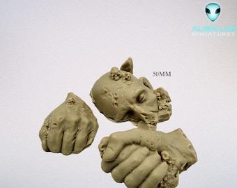 Könnte beinhalten: Drei 50 mm große Resin-Miniaturfiguren eines abgetrennten Kopfes, einer Hand und zweier zusammengehaltener Hände. Die Figuren sind mit Schädeln und anderen Texturen detailliert.
