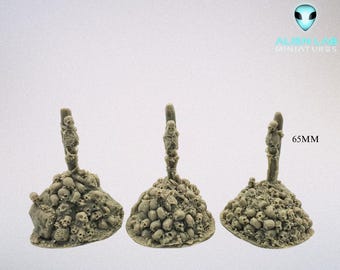 Könnte beinhalten: Drei Miniaturhaufen von Schädeln mit Skeletten darauf, jeder Haufen hat einen Durchmesser von 65 mm. Die Haufen sind aus hellbraunem Harz gefertigt und für Tabletop-Spiele gedacht.