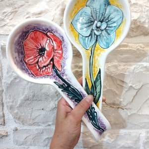 Poggiamestolo. Poggiacucchiaio. Ceramica per alimenti. Decoro floreale. Fiore dipinto. Fiore inciso. Pezzi unici. Fatto a mano. Idea regalo
