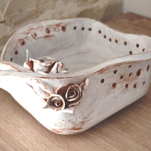 Centrotavola. Svuotatasche. Manufatto in terracotta. Rilievo di rose. Fatto a mano. Regalo nozze.