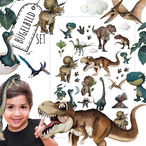 Könnte beinhalten: Ein Set mit Dinosaurier-Bügeletiketten für Kleidung oder Stoff. Das Set enthält verschiedene Dinosaurier, darunter einen T-Rex, einen Triceratops und einen Pterodactylus. Die Etiketten sind auf einer transparenten Folie gedruckt und einfach anzubringen. Das Set enthält außerdem eine Wolke, Sterne und Fußabdrücke.