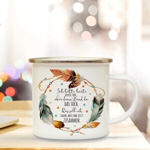 Peut inclure: Mug en émail blanc avec un bord et une poignée argentés. Le mug présente un motif coloré de plumes et de perles avec le texte "Ich hatte heute SOVIEL VOR, aber dann stand da DAS SOFA. Way soll ich SAGEN, WIR SIND JETZT ZUSAMMEN."