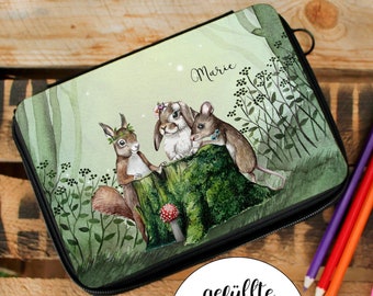 Könnte beinhalten: Eine grüne Federmappe mit Reißverschluss zeigt eine Aquarell-Illustration eines Eichhörnchens, eines Kaninchens und einer Maus auf einem Baumstumpf. Die Federmappe trägt den Namen "Marie" aufgedruckt.