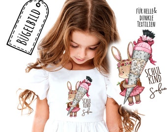 Könnte beinhalten: Bügeleisen-Aufnäher mit einem Cartoon-Hasen, der einen verzierten Kegel mit dem Text "Schul Kind Sofia" hält. Der Aufnäher ist für helle und dunkle Stoffe geeignet.
