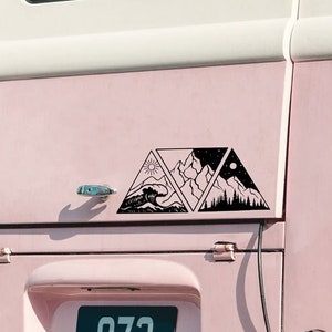 Naklejka na samochód z trójkątami i górami, lasem i falami morskimi, autobusem i kamperem M2504