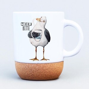 Puede incluir: Taza de cerámica blanca con base de corcho que presenta una ilustración de acuarela de una gaviota sosteniendo una taza de café. La taza tiene el texto "MEER BITTE" y "MOIN" en la taza. La taza tiene un asa blanca.