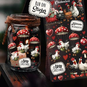 Könnte beinhalten: Ein Glas mit rustikaler Schnur, verziert mit Aufklebern von Hühnern, rot-weiß gepunkteten Fallschirmen und den Worten "Merry Christmas". Ein Bogen mit Aufklebern mit dem Text "Chickenlove" und "Fröhliche Weihnachten" ist ebenfalls sichtbar.