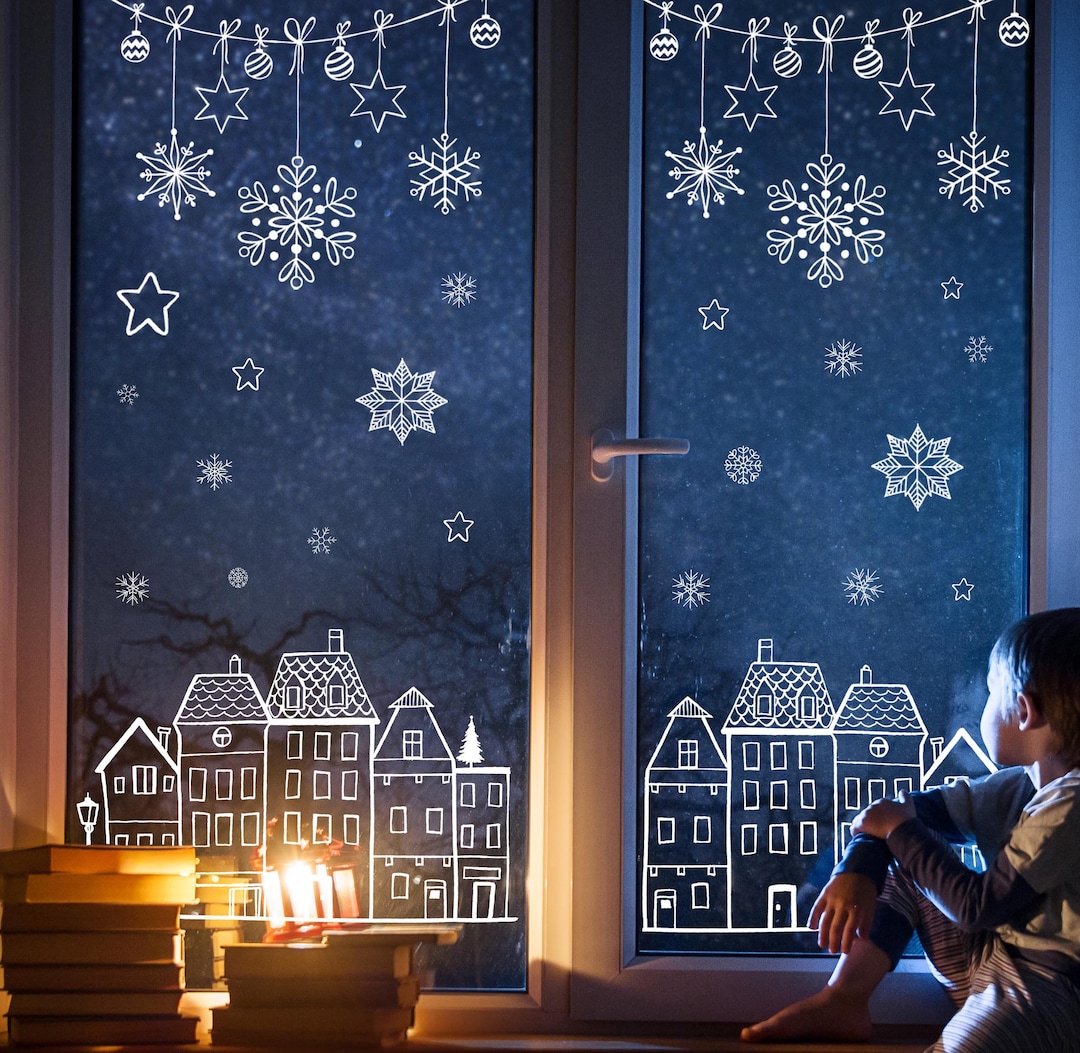 La finestra di Natale è appesa, la finestra con decorazioni natalizie è appesa, la finestra in PVC rimovibile fai da te riutilizzabile è appesa | Leroy Merlin