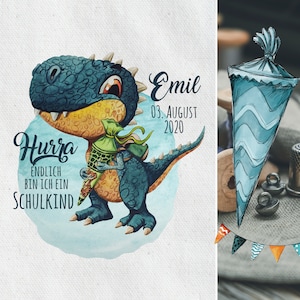 Könnte beinhalten: Ein blauer und gelber Dinosaurier mit einem grünen und gelben Schultüte im Maul. Der Dinosaurier trägt einen Rucksack und hat den Text "Hurra endlich bin ich ein Schulkind" und "Emil 03. August 2020" auf dem Bild.