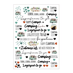 Pu&ograve; includere: Una stampa digitale colorata con un tema da campeggio. La stampa presenta un camper vintage, cuori e il testo "Let's go camping", "Happy Camper", "Camping Liebe", "Lagerfeuer to go", "Das Leben ist zu kurz", "Happy Camping", "Zuhause ist, wo wir parken", "Camping s&uuml;chtig", "Leben, Lieben, Lachen... Camping" e "Lagerfeuer to go".