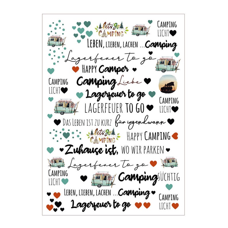 Pu&ograve; includere: Una stampa digitale colorata con un tema da campeggio. La stampa presenta un camper vintage, cuori e il testo "Let's go camping", "Happy Camper", "Camping Liebe", "Lagerfeuer to go", "Das Leben ist zu kurz", "Happy Camping", "Zuhause ist, wo wir parken", "Camping s&uuml;chtig", "Leben, Lieben, Lachen... Camping" e "Lagerfeuer to go".