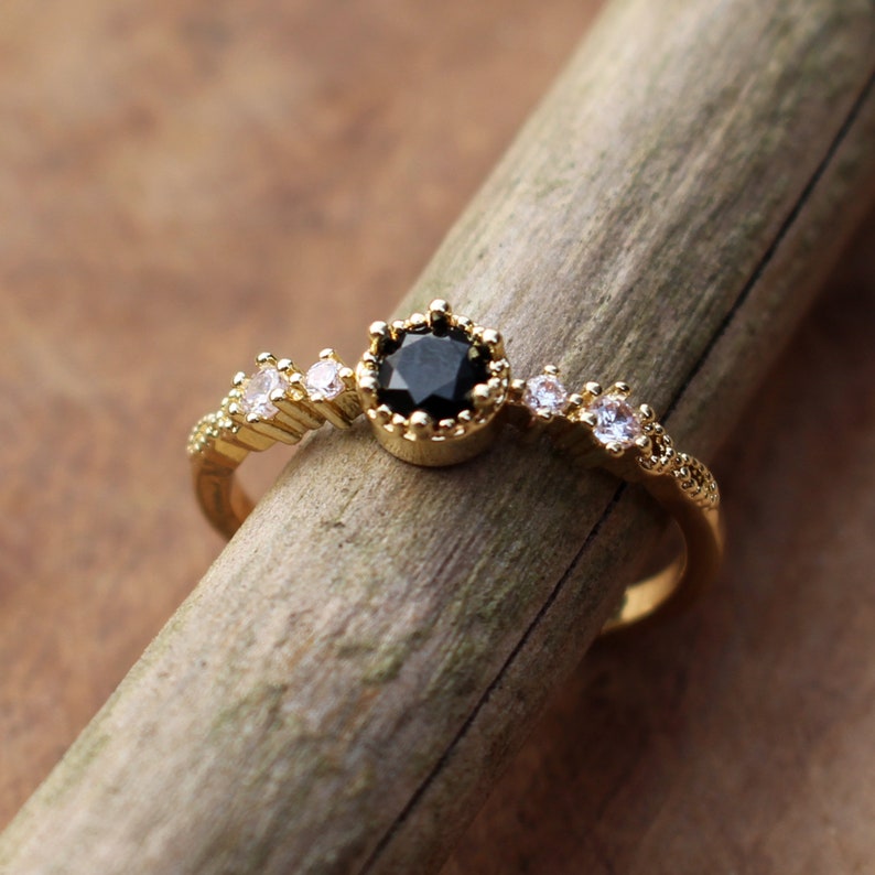 Ring gold mit Schutzstein in schwarz und kleinen Kristallen Glücksstein Stein Steine Schmuck größenverstellbar Edelstahl r8 Bild 2