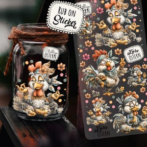Könnte beinhalten: Ein Glas mit dekorativem Seil um den oberen Rand, das ein Cartoon-Hühnerdesign mit dem Text "Chillige Ostern" zeigt. Ein Bogen Aufkleber mit dem gleichen Hühnerdesign und dem Text "Frohe Ostern" ist ebenfalls sichtbar. Die Aufkleber sind zum Aufreiben.