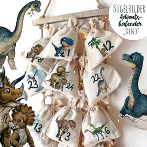 Op de afbeelding: Een beige stoffen adventskalender met dinosaurusillustraties en genummerde zakjes. De kalender bevat verschillende dinosaurusontwerpen, waaronder een blauwe T-Rex en een groene Brontosaurus. De tekst "DINO" is zichtbaar.