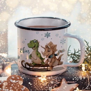 Tasse Emaille Becher Dinosaurier Dinos auf Schlitten mit Wunschname Name Kaffeetasse Geschenk Winter Weihnachten Bundle22