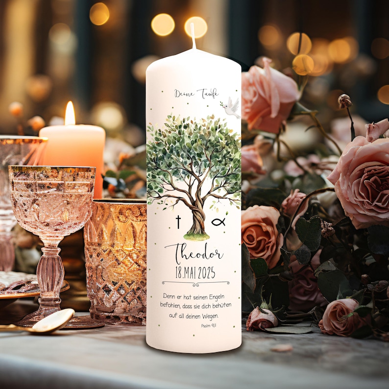 May include: White baptism candle with a green tree design, a dove, a cross, and a fish symbol. The text on the candle reads "Deine Taufe", "Theodor", "18.MAI 2025", "Denn er hat seinen Engeln befohlen, dass sie dich behuten auf all deinen Wegen", and "Psalm 91".