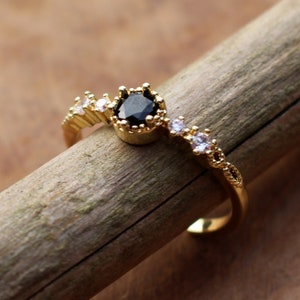 Ring gold with protective stone in black and small crystals lucky stone stone jewelry size adjustable stainless steel r8