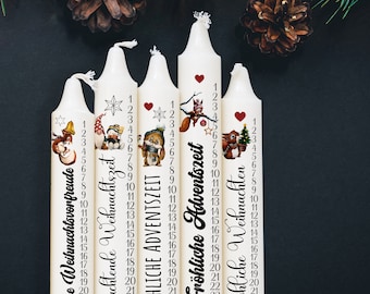Op de afbeelding: Vier witte kaarsen met de nummers 1-24 erop gedrukt. Elke kaars heeft een ander feestelijk ontwerp met een klein dier en een kerstzin. De zinnen zijn "Kleine Weihnachtsvorfreude", "Leuchtende Weihnachtszeit", "Fröhliche Adventszeit" en "Fröhliche Weihnachten".