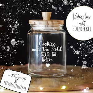 Könnte beinhalten: Keksglas aus klarem Glas mit Holzdeckel und dem Text "Cookies make the world a little bit better" mit einem weißen Herz. Das Glas hat ein weißes Etikett mit der Aufschrift "mit Spruch & PERSONALISIERBAR".