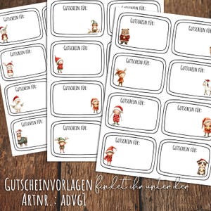 以下が含まれることがあります： ウサギ、クマ、トナカイなど、お祝いの衣装を着た様々な漫画のキャラクターが描かれたギフトタグステッカーのシート。各タグには「GUTSCHEIN FÜR:」の文字が印刷されています。「GUTSCHEINVORLAGEN findet ihr unter der ARTNR.: ADVGI」の文字も表示されています。