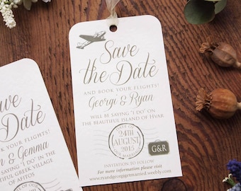 Può includere: Carta di salvataggio della data con un'illustrazione di aereo vintage e il testo "Save the Date and Book Your Flights! Georgi & Ryan will be saying 'I do' on the beautiful island of Hvar. Date of our marriage 24th August 2015. G&R. Invitation to follow. For more information please visit www.ryandgeorgigetmarried.weebly.com"