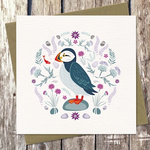 Carte macareux - joyeuse carte de voeux d'oiseaux de mer dans une illustration de style art scandinave contemporain dans des couleurs chaudes d'été | Carte Amoureux de la nature