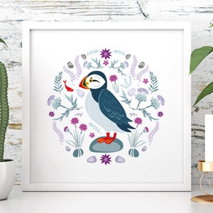 Papegaaiduiker: een kleurrijke muurkunstprint van een kustvogel in Scandinavische volkskunststijl