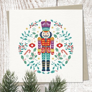 Nussknacker Weihnachtskarte - ein traditionelles Nussknacker-Design, illustriert in einem farbenfrohen und modernen Skandi-Folk-Kunst-Stil