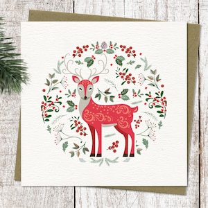 Rendierkerstkaart - een natuurkaart, ideaal voor een natuurliefhebber, met een volkskunstfoto van een edelhert in een modern Scandinavisch design