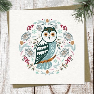 Carte de Noël hibou - Une belle carte pour un amateur d'oiseaux avec une illustration d'art populaire d'un hibou d'hiver dans un style scandinave moderne