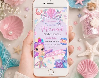 Könnte beinhalten: Eine digitale Geburtstagseinladung auf einem Smartphone-Bildschirm mit einer Cartoon-Meerjungfrau mit lila Haaren, einer rosa Muschel und maritimen Dekorationen. Der Text lautet Our Little Mermaid Sadie Heart's 4th Birthday Saturday 06 May, 2023.