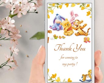 Pode incluir: Um smartphone exibe um convite digital com Ursinho Pooh e amigos. O convite diz "Thank You for coming to my party!" com detalhes florais. O telefone é segurado em uma mão, com flores ao fundo.