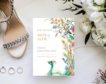 Invitación para guardar la fecha con follaje verde: Diseño de pavo real con follaje dorado (descarga digital)