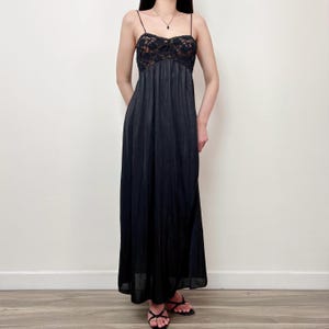 Sz M - Robe nuisette noire en dentelle florale vintage romantique sur toute la longueur, Robe de nuit en lingerie, Robe en dentelle transparente