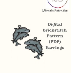 Könnte beinhalten: Digitales Brickstitch-Muster für Ohrringe mit einem pixeligen Delfin-Design. Die Ohrringe sind in Grautönen gehalten und werden auf weißem Hintergrund gezeigt. Der Text "Digital brickstitch Pattern (PDF) Earrings" ist ebenfalls sichtbar.