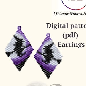 Könnte beinhalten: Digitales PDF-Muster für Perlenohrringe. Die Ohrringe zeigen eine schwarze Hexensilhouette auf einem Besen vor einem lila und weißen Hintergrund. Das Design ist rautenförmig. Das Bild enthält auch einen Vollmond und eine Hexensilhouette.