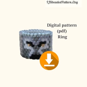 Op de afbeelding: Een digitaal patroon voor een kralenring in de vorm van een wolvenkop. De ring is gemaakt van grijze, witte en zwarte kralen. Het patroon is beschikbaar als PDF-download.