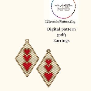 Puede incluir: Un patrón digital para pendientes de cuentas con tres corazones rojos en forma de diamante. El patrón está disponible para descargar en PDF.