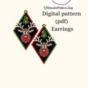 Puede incluir: Patrón digital (pdf) para pendientes de cuentas con un reno con un árbol de Navidad en la cabeza. El reno es rojo, blanco y marrón, y el árbol es verde y rojo. Los pendientes son negros y verdes.