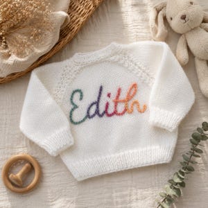 Complemento de hilo arcoíris: Bordado personalizado para cárdigan de bebé tejido a mano