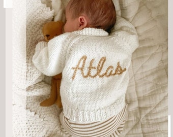 0-3 mois | Neutre | Cardigans/pulls pour bébé personnalisés tricotés à la main. Fait à la main et brodé à la main pour un cadeau spécial ou un souvenir.