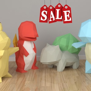 Pode incluir: Quatro personagens Pokémon de origami: Pikachu, Charmander, Bulbasaur e Squirtle. Os personagens são feitos de papel e são coloridos de forma brilhante. A palavra "SALE" está pendurada acima dos personagens.