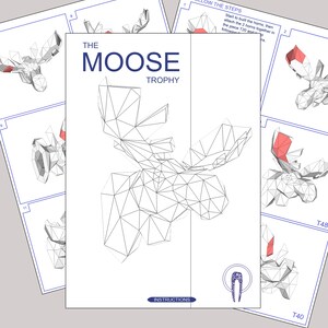 K&ouml;nnte beinhalten: Eine Schwarzwei&szlig;-Zeichnung eines Elchkopf-Troph&auml;ens. Die Zeichnung besteht aus Dreiecken und ist mit "The Moose Trophy" beschriftet. Das Bild enth&auml;lt Anweisungen zum Bau der Troph&auml;e.