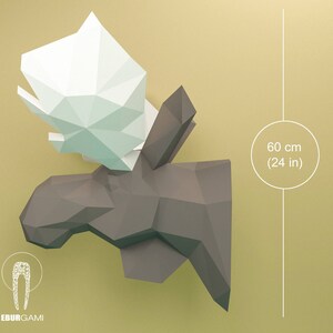 K&ouml;nnte beinhalten: Eine 60 cm gro&szlig;e Origami-Skulptur einer Bergkette mit einer wei&szlig;en Wolke oben. Die Skulptur ist aus Papier und in den Farben Hellgrau und Wei&szlig; gehalten.