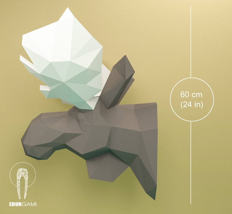 K&ouml;nnte beinhalten: Eine 60 cm gro&szlig;e Origami-Skulptur einer Bergkette mit einer wei&szlig;en Wolke oben. Die Skulptur ist aus Papier und in den Farben Hellgrau und Wei&szlig; gehalten.