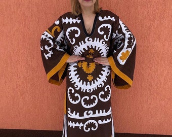 Ukrainian embroidered dress with applique, Plus size boho wedding kaftan Vyshyvanka Ukrainian embroidery Fashion bohemian, Mexican dress