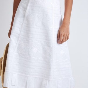 Falda bordada boho de lino midi blanco con patrón gométrico - Falda ucraniana Vyshyvanka mexicana - Falda Vyshyvanka Boho