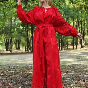 Longue robe longue ukrainienne vyshyvanka avec broderie Richelieu en rouge 100 % lin écologique - Robe bohème ethnique - Robe folklorique moderne Robe ukrainienne